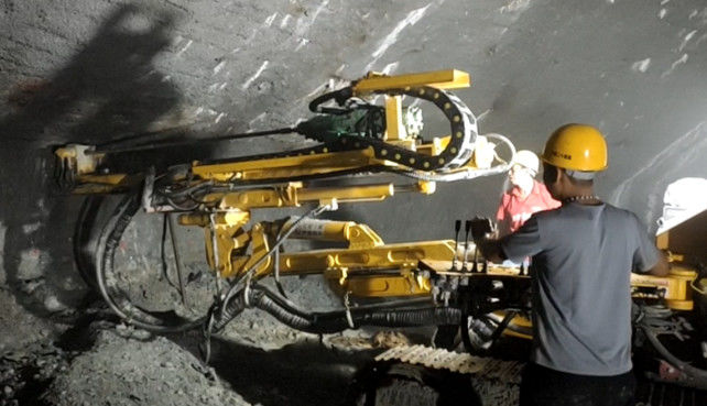 Pengerjaan Terowongan Crawler Jenis Rock Drill Rig 18kw Impact Power R32/R38/T38/T45 Shank