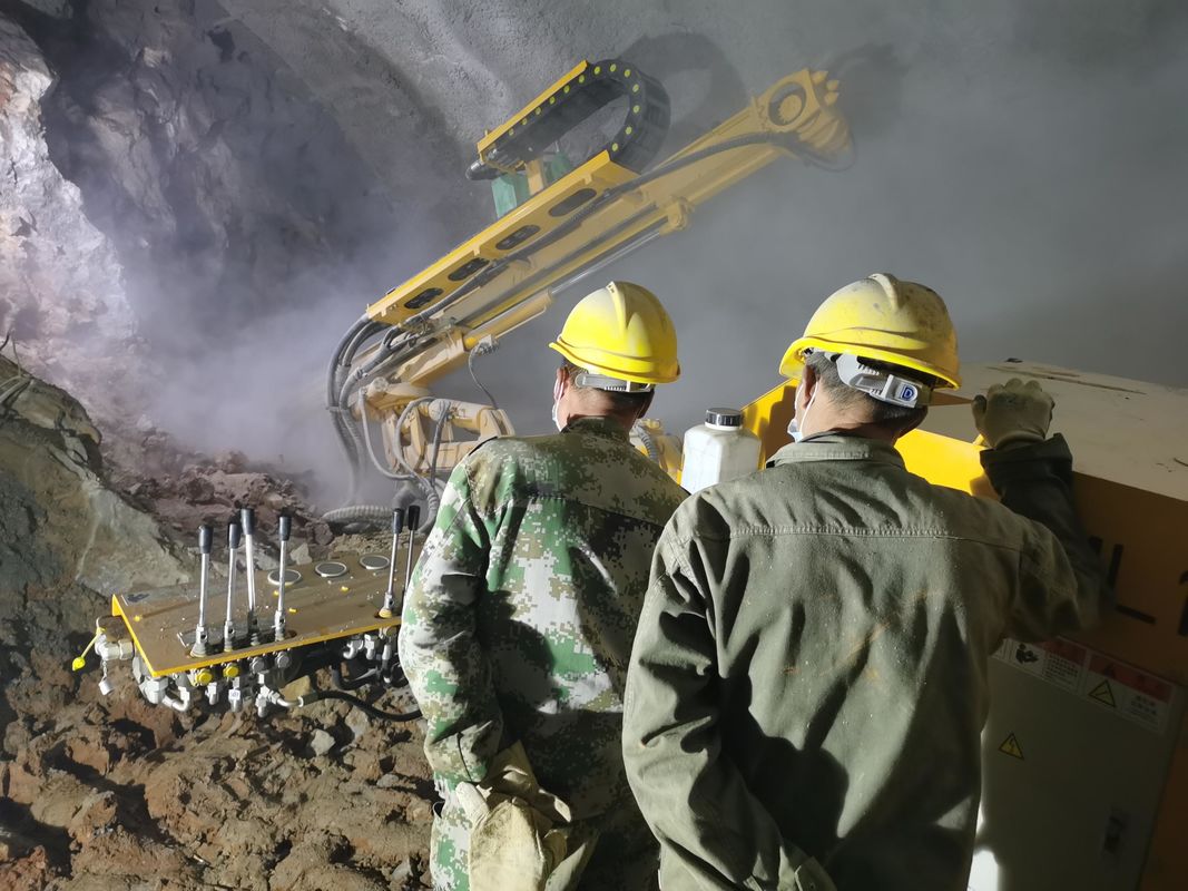Rig Bor Batu Multifungsi Tipe Perayap Konstruksi Terowongan Bor Perkusi Putar