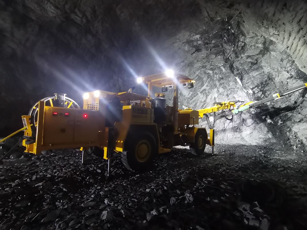13500kg Tunnel Rock Bolts Face Drilling Rig untuk Pengembangan Tambang bawah tanah di Area Potongan Transversal yang berlaku 6645mm*6060mm